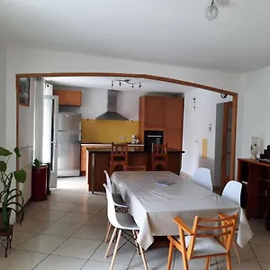 Maison De Village Spacieuse Et Hébergement de vacances